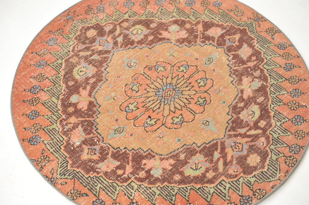 3.5 x 3.6 | Vintage Turkish Round / Oval Cutie rug! | Arie